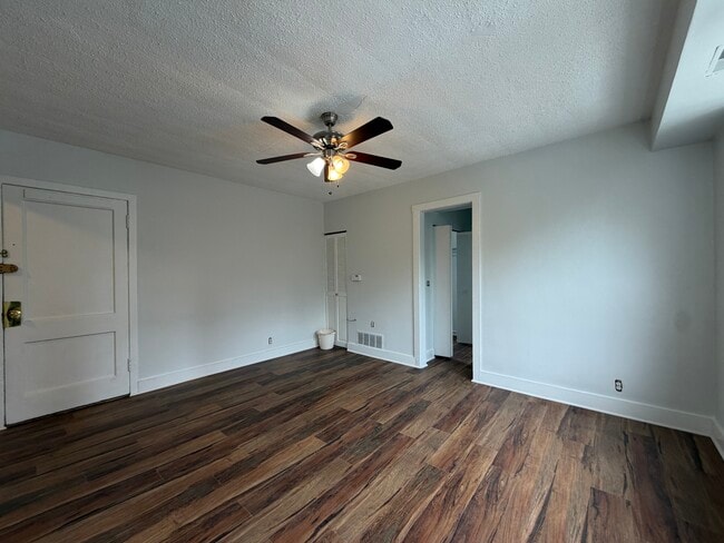 Building Photo - 3727 N Pine Grove Ave