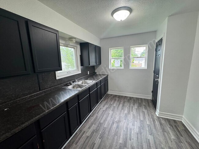 Foto del edificio - 4210 Bowser Ave