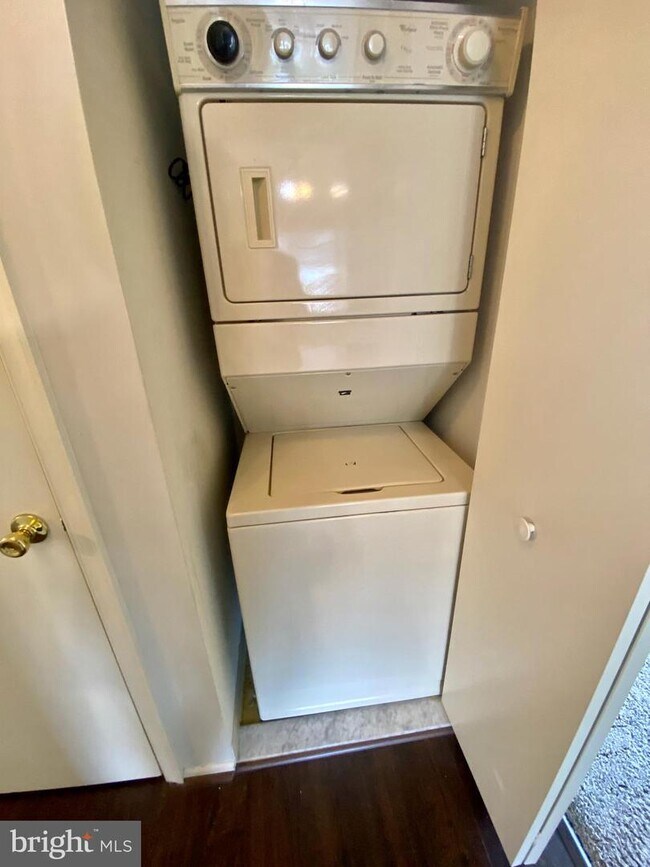 Foto del edificio - 92 Crestmont Dr