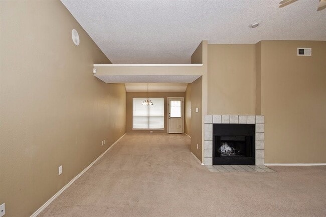 Foto del edificio - 6439 Royal Cedar Dr