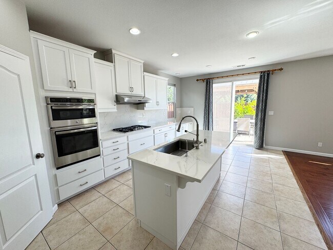 Foto del edificio - Perfect Shape Executive Single-Family Home...