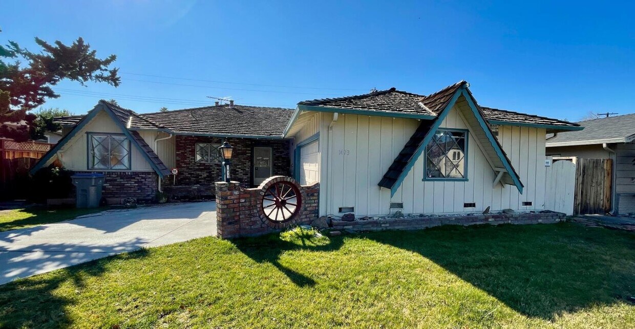Primary Photo - 1473 Padres Dr