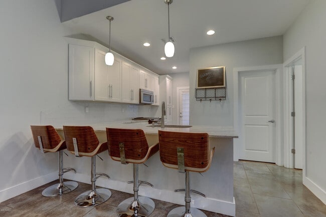 Building Photo - 204 Highland Oaks Ln
