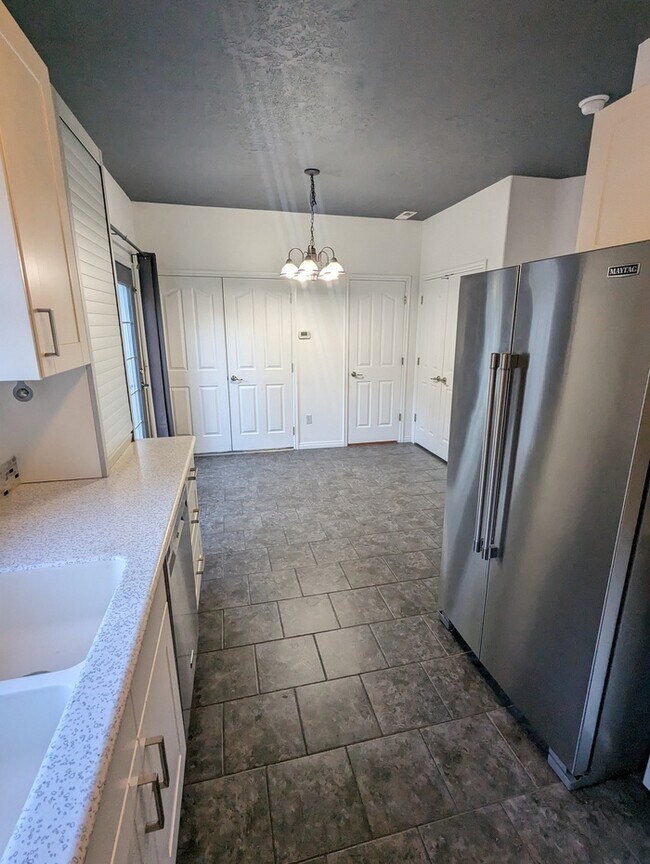 Building Photo - Beautiful 3 bedrm 2.5 bath Townhome Copper...