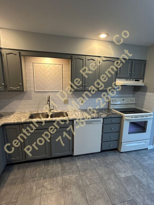 Foto del edificio - Beautiful 2 Bedroom Condo in West York Schools with a Large 2 Car Garage