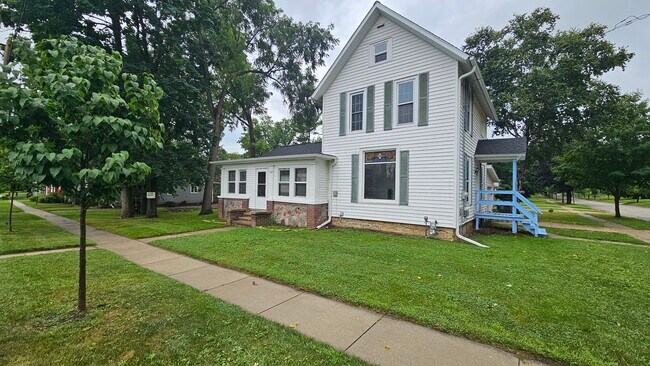 903 W Conger St