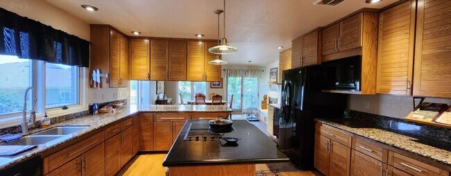 Foto del edificio - One-of-a-Kind 4 Bed, 4 Bath Gem
