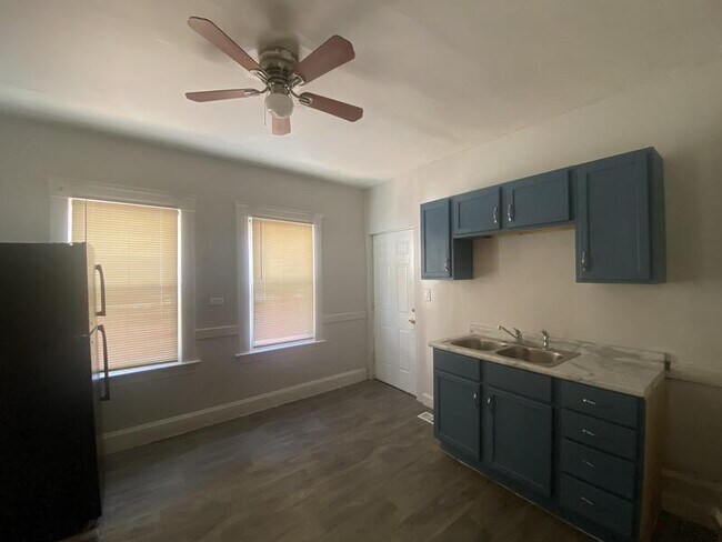 Foto del edificio - 3831 Carlyle Ave