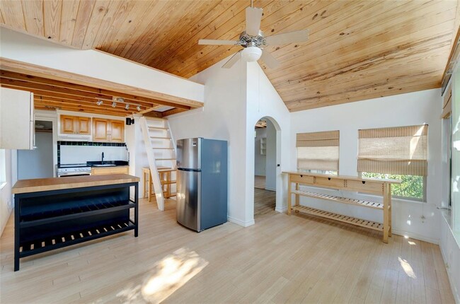 Building Photo - 3700 1/2 Kerbey Ln