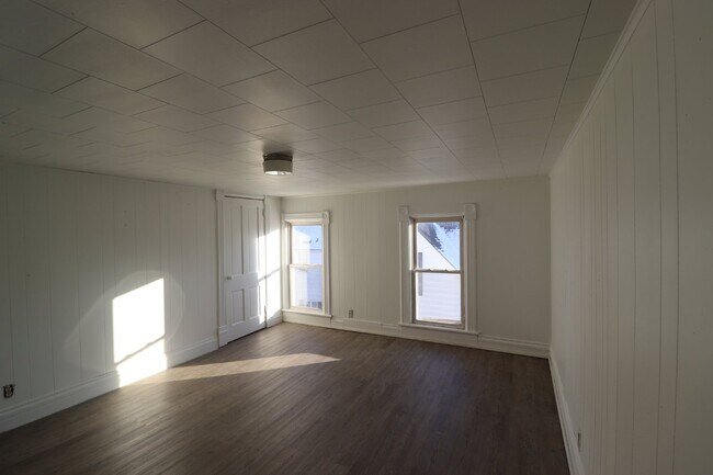 Building Photo - Bright 1 Bedroom upper in the Heart of Berlin