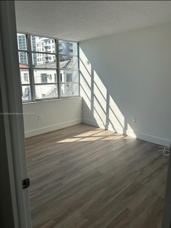 Foto del edificio - 6855 Abbott Ave