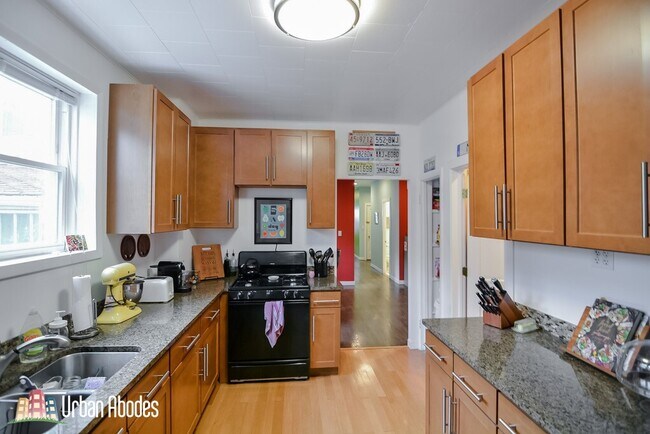 Building Photo - 3509 N Marshfield Ave