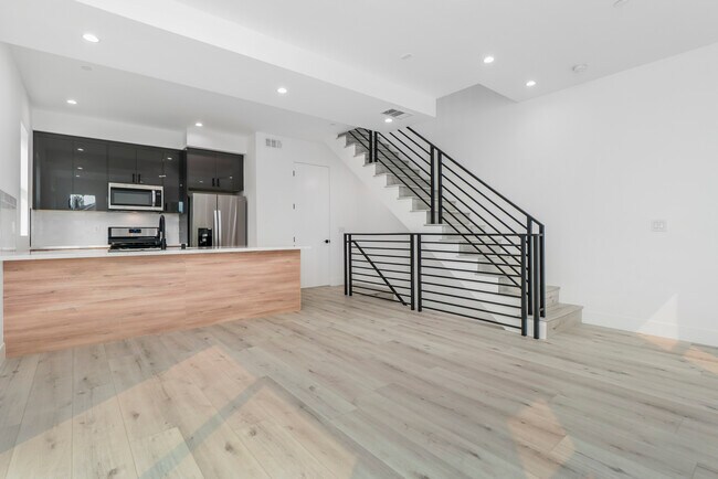 Building Photo - 522 N Wilton Pl