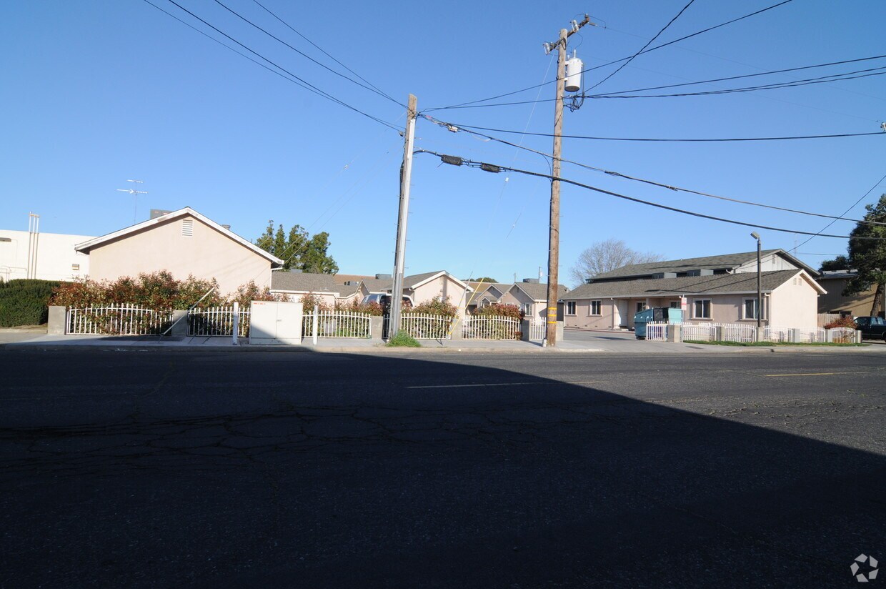 125 S 6th Ave, Oakdale, CA 95361 Apartments in Oakdale, CA