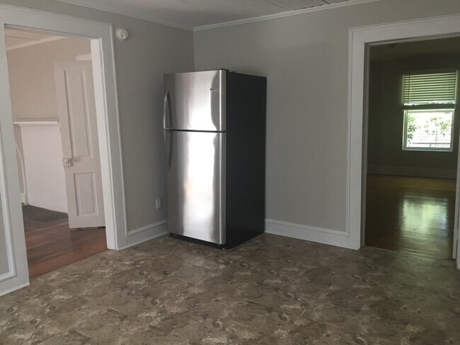 Building Photo - 2 Bedroom 1 Bath with fenced Yard in Woodr...