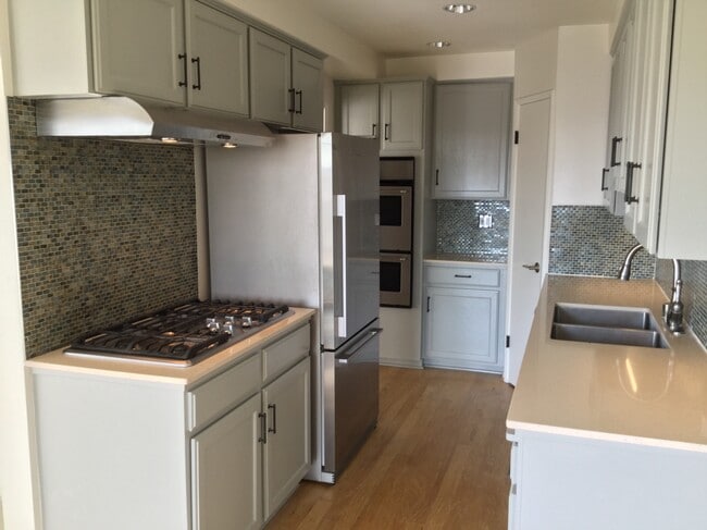 Kitchen - 516 San Vicente Blvd