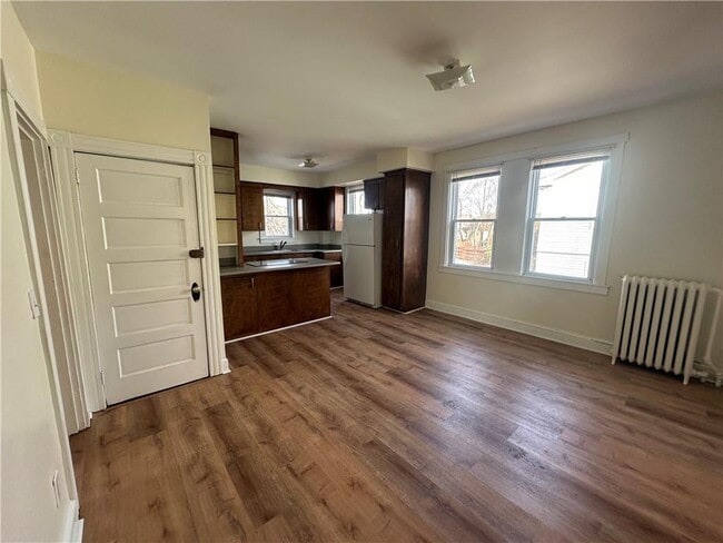 Building Photo - 6 Russell Ave