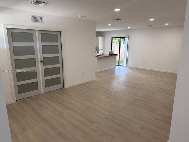 Foto del edificio - 574 NW 7th St