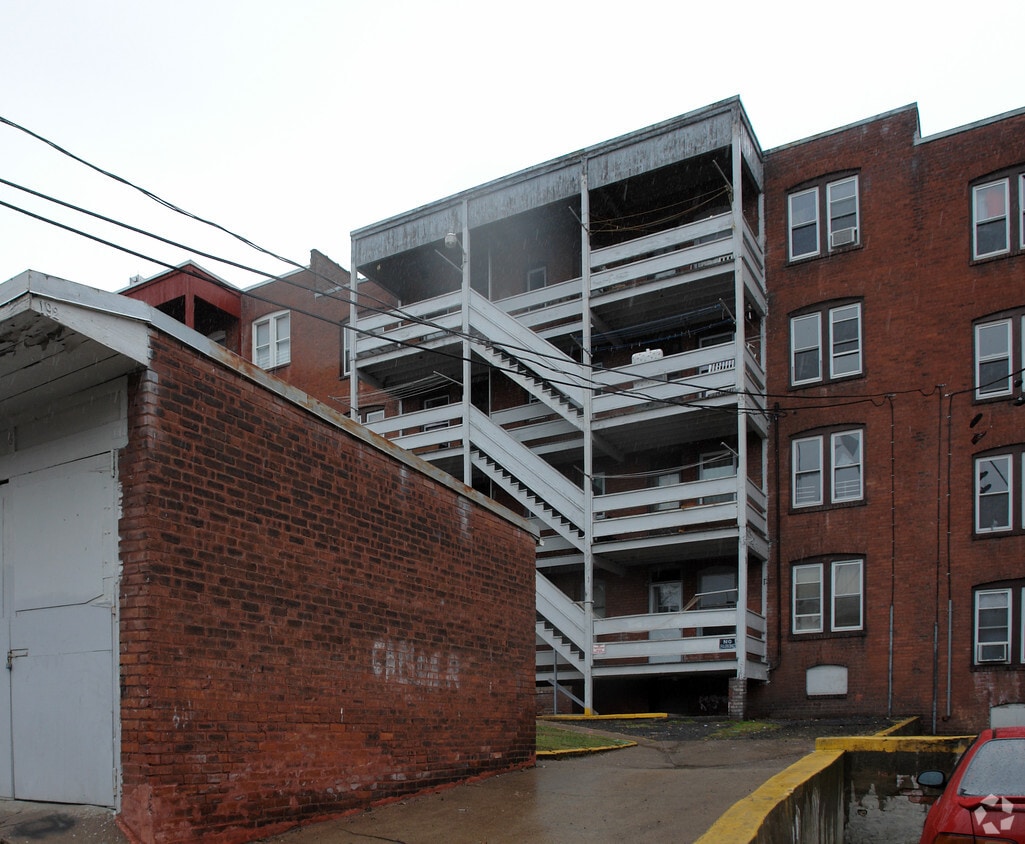 Building Photo - 192 Oak St