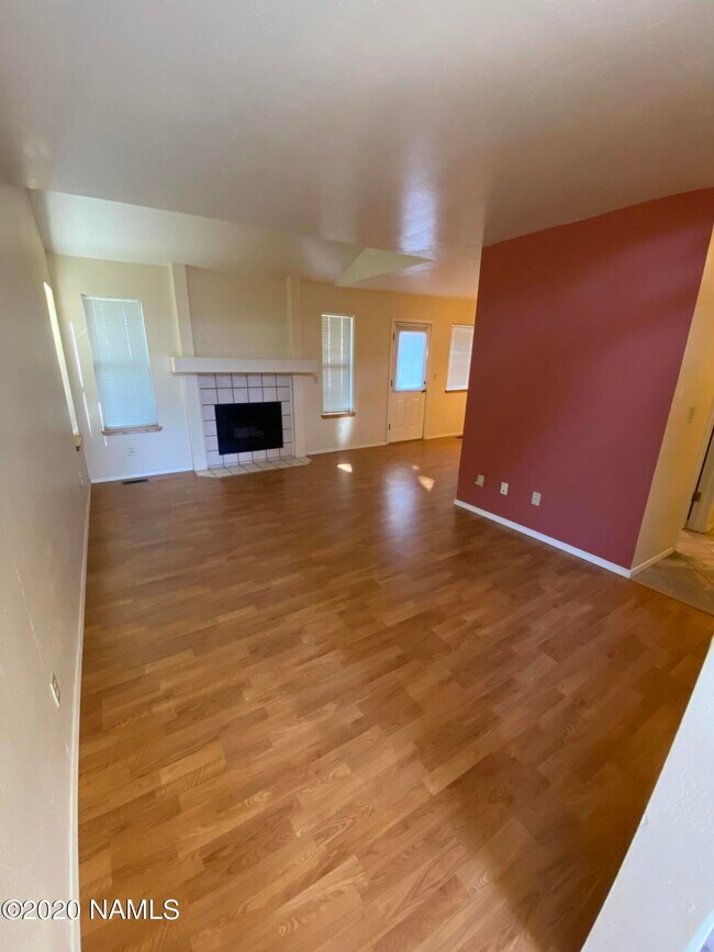 Building Photo - 855 N Pine Cliff Dr