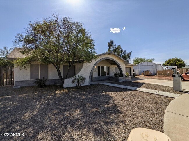 Building Photo - 3121 W Woodridge Dr