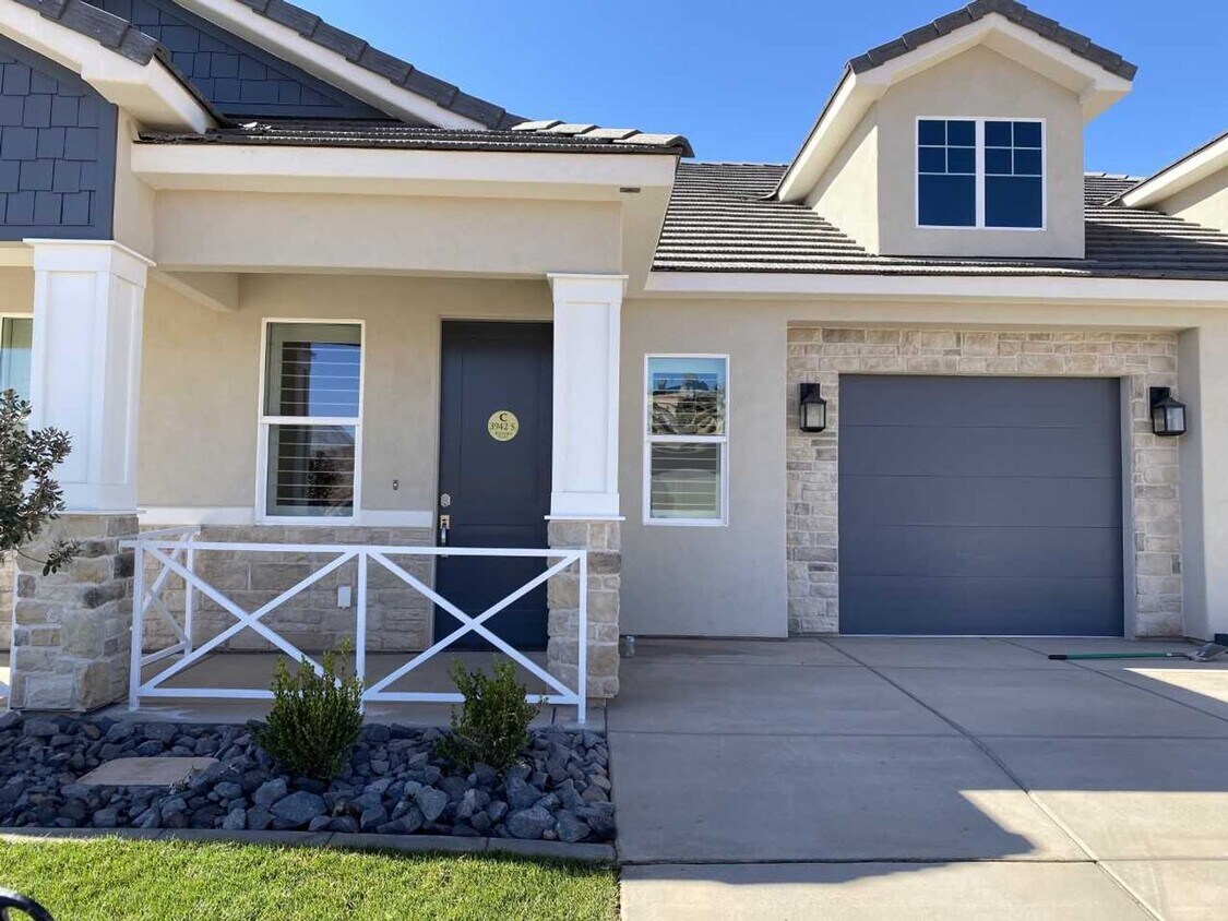 Foto principal - 674 E Raintree Ln