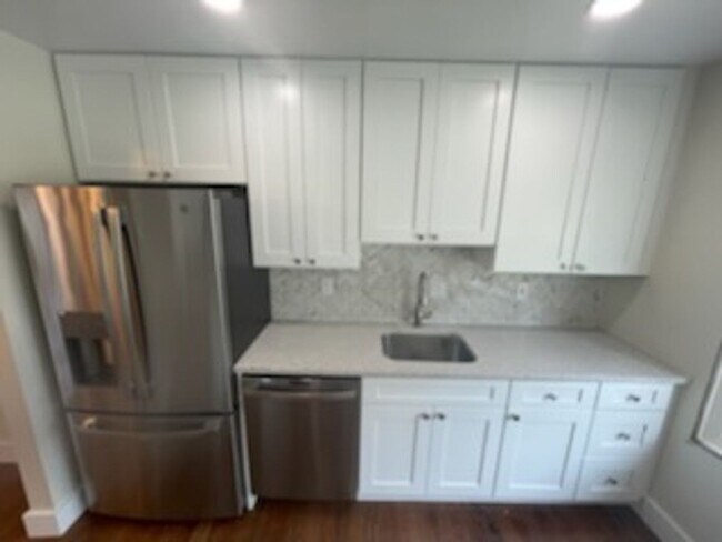 Foto del edificio - BEAUTIFLLY UPDATED TOWNHOME