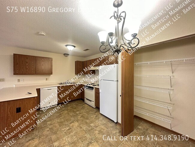 Foto del edificio - S75 W16890 Gregory Drive-H