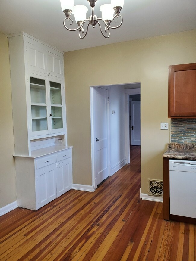 Built in sideboard - 4960 Odell St
