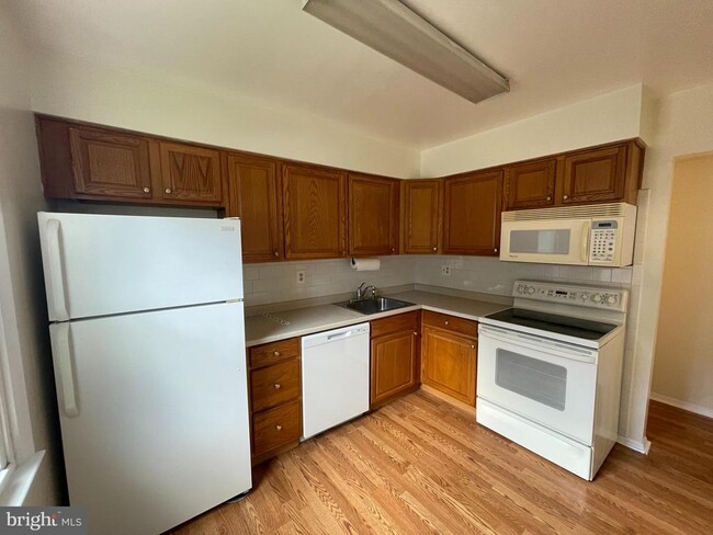 Building Photo - 1737 Foxdale Ct