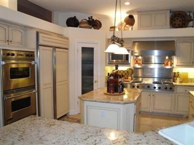 Building Photo - Beautiful 4 bedroom 3 bath house!