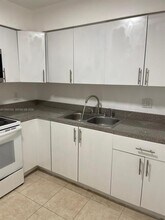 Building Photo - 210 NE 40th Ct