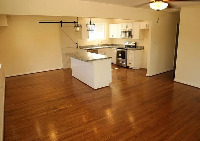Building Photo - 7966 Kenmore Dr
