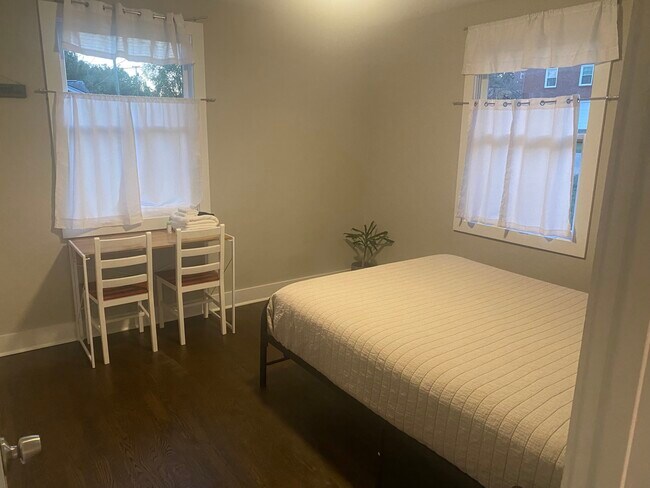 Foto del edificio - 829 Rose Park Dr