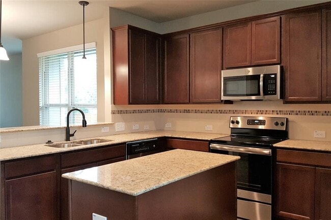 Foto del edificio - 105 Wickersham Rd