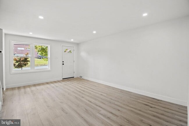 Building Photo - 2119 Delmar Dr