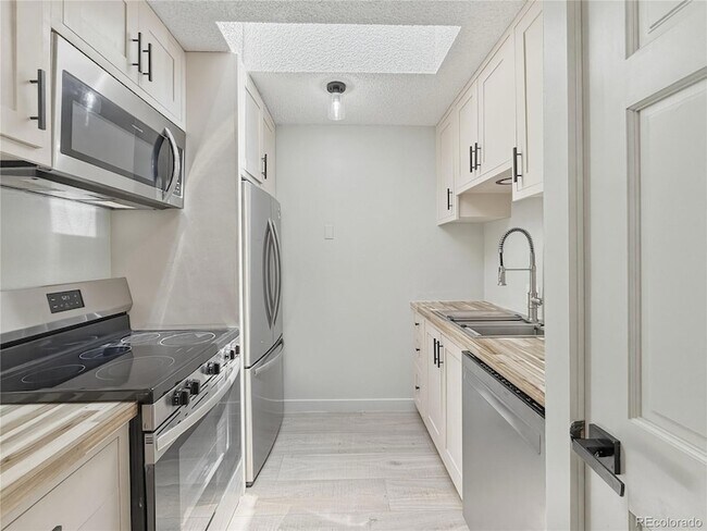 Foto del edificio - 2835 S Monaco St Pkwy