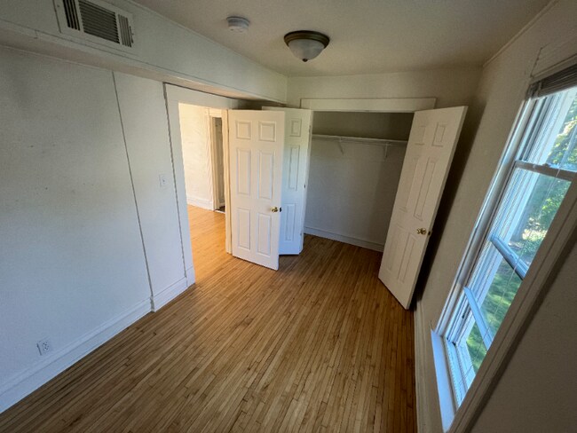 Building Photo - 528 20th Ave NE