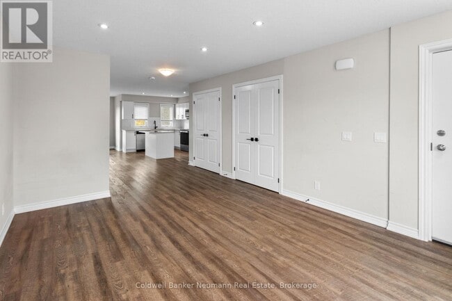 Photo du bâtiment - 235 Chapel Hill Dr