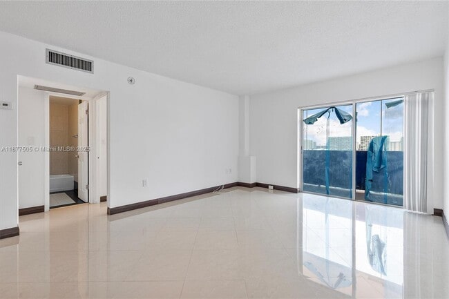 Building Photo - 400 Kings Point Dr