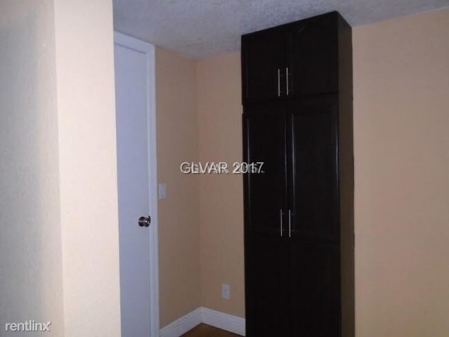 Building Photo - 3 br, 2.5 bath Townhome - 7960 W NEVSO DR
