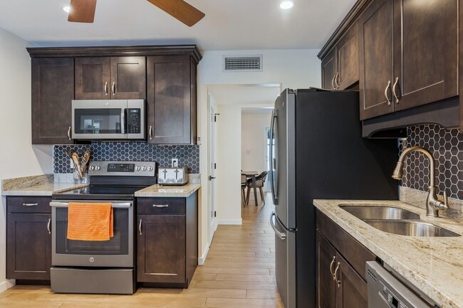 Foto del edificio - Cute 3 Bedroom 2 Bath In Phoenix!