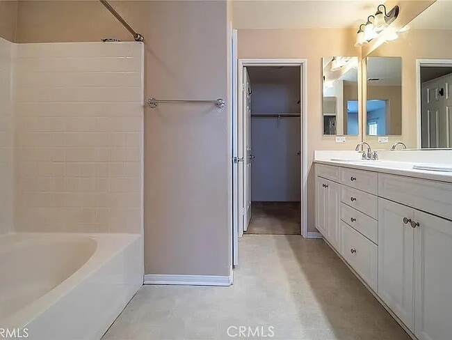 Building Photo - 14571 Longwood Ave