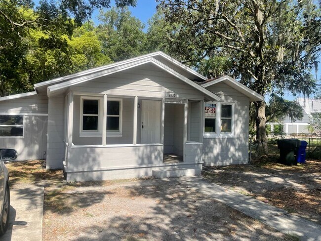 Building Photo - NICE 3BR/1BA Home With Large Yard, Covered...