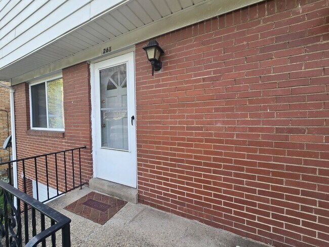 Building Photo - 3 Bedroom Townhouse - Penn Hills School District - Available NOW!