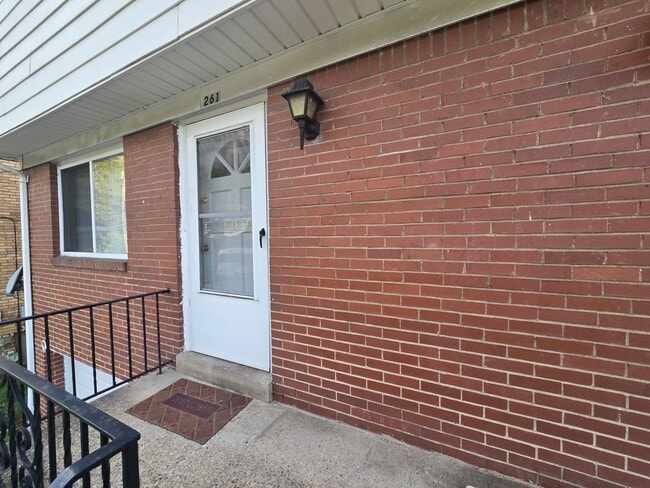 Building Photo - 3 Bedroom Townhouse - Penn Hills School District - Available NOW!