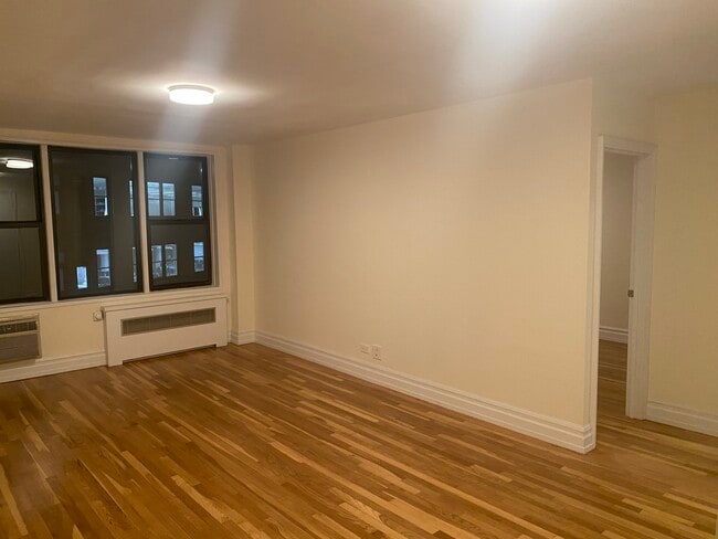 Building Photo - 319 W 13th St