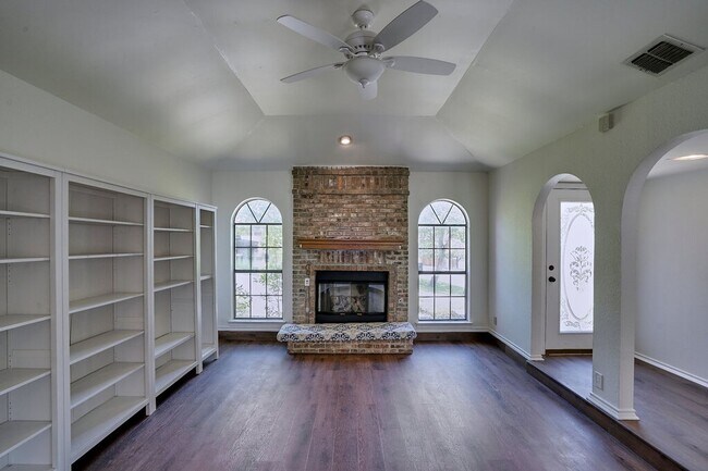 Building Photo - 6501 Cascada Dr