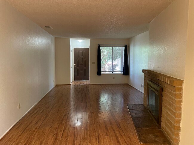 Foto del edificio - 4830 Suncrest Way