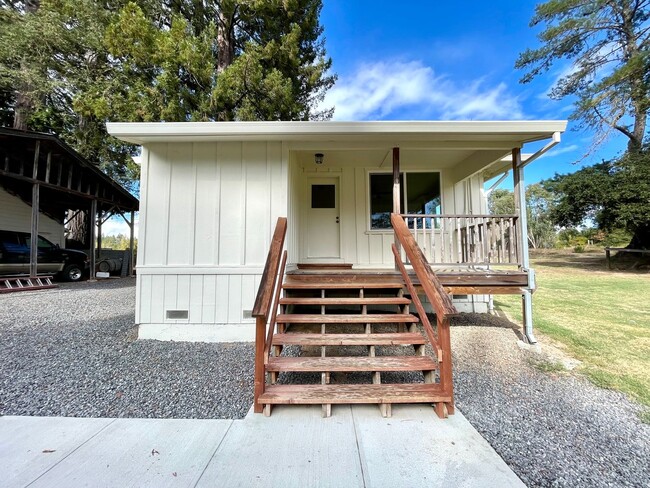 Building Photo - Charming one level home in Sebastopol on a...